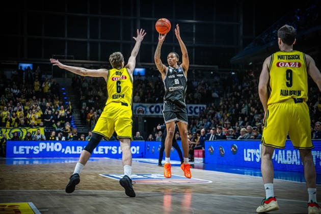 Basketball Berlin 25.01.2026 Saison 2025 2026 EasyCredit BBL 1. Bundesliga Männer, Herren Alba Berlin - BMA365 Bamberg Baskets Austin Crowley (Bamberg, No.55) Malte Delow (Alba Berlin, No.06)
