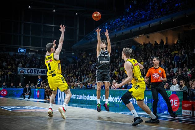 Basketball Berlin 25.01.2026 Saison 2025 2026 EasyCredit BBL 1. Bundesliga Männer, Herren Alba Berlin - BMA365 Bamberg Baskets Zachary Ensminger (Bamberg, No.01) Jonas Mattisseck (Alba Berlin, No.09)