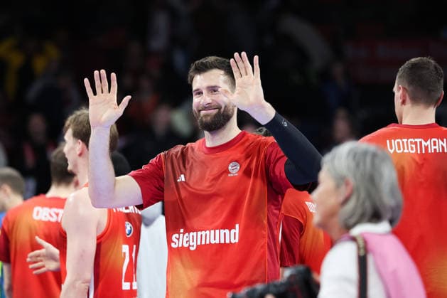 Leon Kratzer (FC Bayern Basketball, 08) winkt nach dem Spiel, GER, FC Bayern Basketball vs. Fitness First Wuerzburg Baskets, Basketball, easycredit Basketball Bundesliga, 17. Spieltag, Saison 2025 2026, 25.01.2026, GER, FC Bayern Basketball vs. Fitness First Wuerzburg Baskets, Basketball, easycredit Basketball Bundesliga, 17. Spieltag, Saison 2025 2026, 25.01.2026 Muenchen Copyright: xEibner-Pressefoto JennixMaulx EP_JML