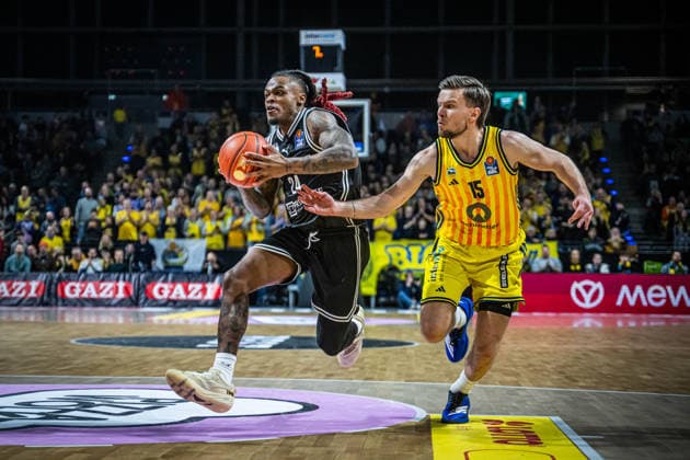Basketball Berlin 25.01.2026 Saison 2025 2026 EasyCredit BBL 1. Bundesliga Männer, Herren Alba Berlin - BMA365 Bamberg Baskets Cobe Williams (Bamberg, No.24) Martin Hermannsson (Alba Berlin, No.15)