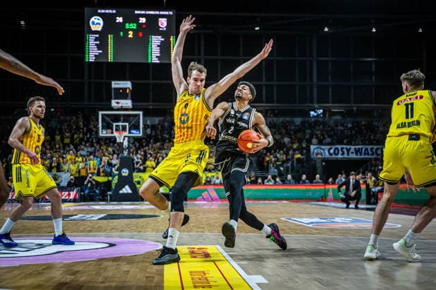 Basketball Berlin 25.01.2026 Saison 2025 2026 EasyCredit BBL 1. Bundesliga Männer, Herren Alba Berlin - BMA365 Bamberg Baskets Ibrahim Watson-Boye (Bamberg, No.02) Ibrahim Watson Malte Delow (Alba Berlin, No.06)