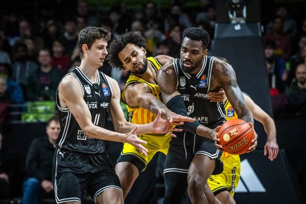 Basketball Berlin 25.01.2026 Saison 2025 2026 EasyCredit BBL 1. Bundesliga Männer, Herren Alba Berlin - BMA365 Bamberg Baskets Ejiofor Onu (Bamberg, No.35) Norris Agbakoko (Alba Berlin, No.17) Richard Balint (Bamberg, No.11)