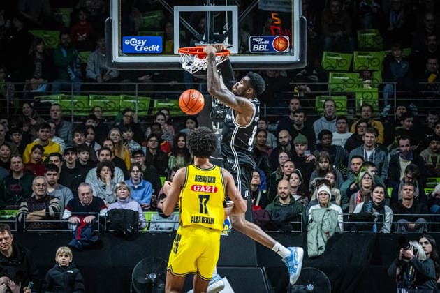 Basketball Berlin 25.01.2026 Saison 2025 2026 EasyCredit BBL 1. Bundesliga Männer, Herren Alba Berlin - BMA365 Bamberg Baskets Ejiofor Onu (Bamberg, No.35) Norris Agbakoko (Alba Berlin, No.17)