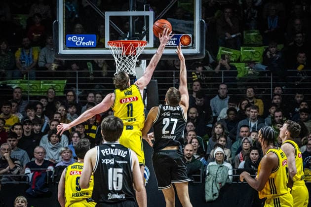 Basketball Berlin 25.01.2026 Saison 2025 2026 EasyCredit BBL 1. Bundesliga Männer, Herren Alba Berlin - BMA365 Bamberg Baskets Moritz Krimmer (Bamberg, No.27) Moses Wood (Alba Berlin, No.11) Block