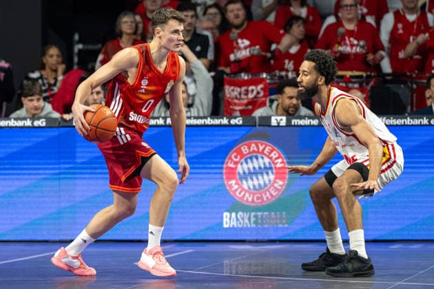 Neno Dimitrijevic 0 (FC Bayern Basketball) im Zweikampf mit Davion Mintz 10 (Fitness First Wuerzburg Baskets), FC Bayern Basketball vs. Fitness First Wuerzburg Baskets, BBL, Hauptrunde, 25.01.2026 Muenchen Bayern Deutschland