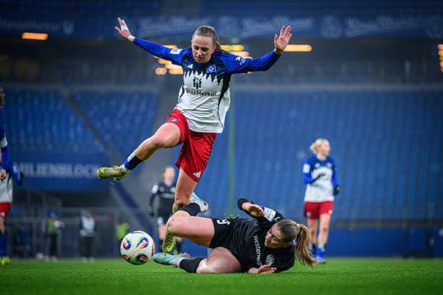 Fußball I Frauen I Saison 2025-2026 I Bundesliga I 15. Spieltag I Hamburger SV - SGS Essen I 25.01.2026 Victoria Schulz (19, Hamburger SV), Ramona Maier (9, SGS Essen) Hamburg Volksparkstadion Hamburg Deutschland Copyright: xLobecax xHenningxRohlfsx