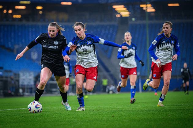 Fußball I Frauen I Saison 2025-2026 I Bundesliga I 15. Spieltag I Hamburger SV - SGS Essen I 25.01.2026 Ramona Maier (9, SGS Essen), Pauline Annette Machtens (28, Hamburger SV) Hamburg Volksparkstadion Hamburg Deutschland Copyright: xLobecax xHenningxRohlfsx