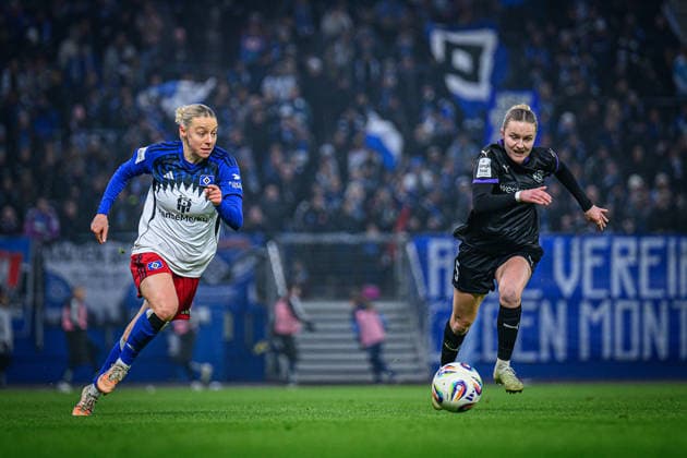 Fußball I Frauen I Saison 2025-2026 I Bundesliga I 15. Spieltag I Hamburger SV - SGS Essen I 25.01.2026 Sophie Hillebrand (22, Hamburger SV), Paula Flach (5, SGS Essen) Hamburg Volksparkstadion Hamburg Deutschland Copyright: xLobecax xHenningxRohlfsx