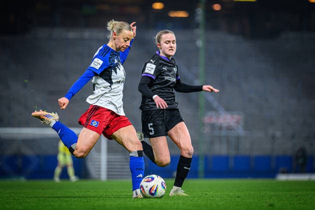 Fußball I Frauen I Saison 2025-2026 I Bundesliga I 15. Spieltag I Hamburger SV - SGS Essen I 25.01.2026 Sophie Hillebrand (22, Hamburger SV), Paula Flach (5, SGS Essen) Hamburg Volksparkstadion Hamburg Deutschland Copyright: xLobecax xHenningxRohlfsx