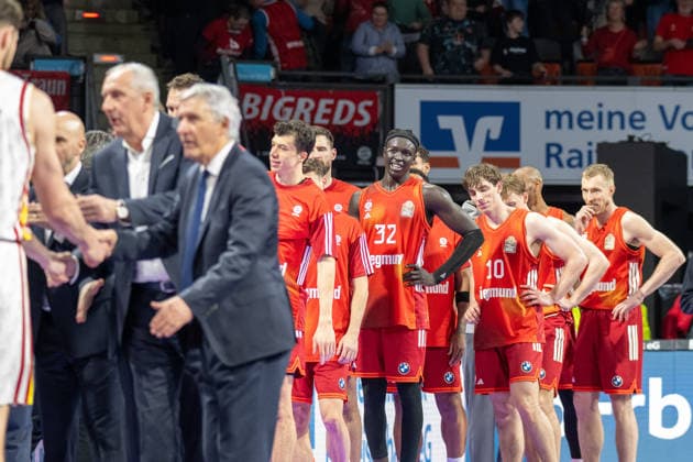 Das Team FC Bayern Basketball nach dem gewonnenen Spiel, FC Bayern Basketball vs. Fitness First Wuerzburg Baskets, BBL, Hauptrunde, 25.01.2026 Muenchen Bayern Deutschland