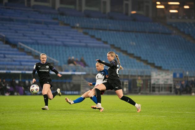 Google Pixel Frauen-Bundesliga: Hamburger SV vs. SGS Essen, 25.01.2026 TOR, JUBEL zum 1:0 durch Sophie Hillebrand (Hamburger SV, 22); Fußball, Google Pixel Frauen-Bundesliga, 15. Spieltag: Hamburger SV vs. SGS Essen am 25.01.2026 im Volksparkstadion, Hamburg DFB REGULATIONS PROHIBIT ANY USE OF PHOTOGRAPHS AS IMAGE SEQUENCES AND OR QUASI-VIDEO. Copyright: xBEAUTIFULxSPORTS Tonhäuserx