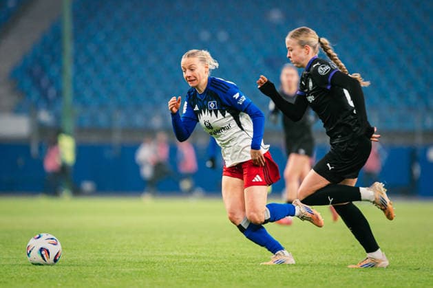 Google Pixel Frauen-Bundesliga: Hamburger SV vs. SGS Essen, 25.01.2026 Sophie Hillebrand (Hamburger SV, 22) am Ball; Fußball, Google Pixel Frauen-Bundesliga, 15. Spieltag: Hamburger SV vs. SGS Essen am 25.01.2026 im Volksparkstadion, Hamburg DFB REGULATIONS PROHIBIT ANY USE OF PHOTOGRAPHS AS IMAGE SEQUENCES AND OR QUASI-VIDEO. Copyright: xBEAUTIFULxSPORTS Tonhäuserx