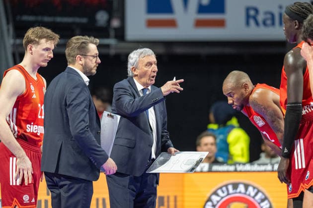 Chefcoach Svetislav Persic (FC Bayern Basketball) bespricht mit seinen Spielern die Strategie des 4 Viertel, FC Bayern Basketball vs. Fitness First Wuerzburg Baskets, BBL, Hauptrunde, 25.01.2026 Muenchen Bayern Deutschland