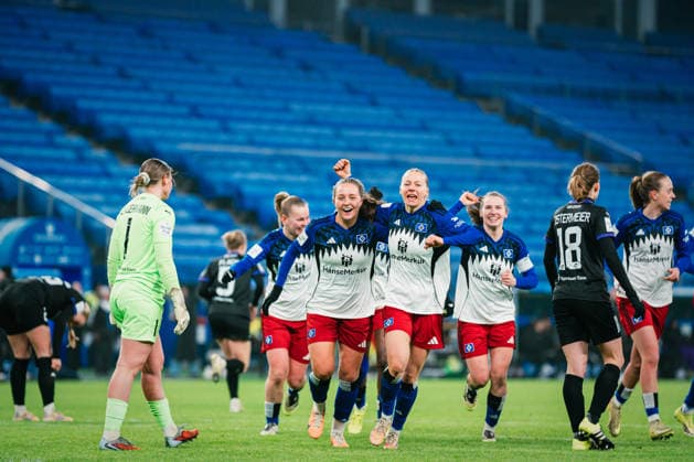Google Pixel Frauen-Bundesliga: Hamburger SV vs. SGS Essen, 25.01.2026 TOR, JUBEL zum 1:0 durch Sophie Hillebrand (Hamburger SV, 22), hier noch Camilla Linberg (Hamburger SV, 47); Fußball, Google Pixel Frauen-Bundesliga, 15. Spieltag: Hamburger SV vs. SGS Essen am 25.01.2026 im Volksparkstadion, Hamburg DFB REGULATIONS PROHIBIT ANY USE OF PHOTOGRAPHS AS IMAGE SEQUENCES AND OR QUASI-VIDEO. Copyright: xBEAUTIFULxSPORTS Tonhäuserx
