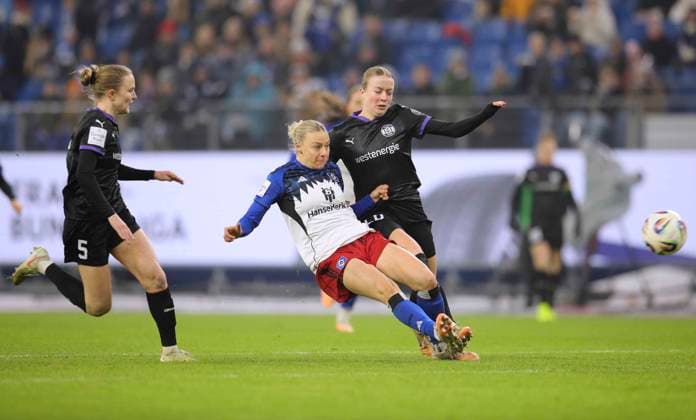 Foto : Torschuss zum 1-0 durch Sophie HILLEBRAND (HSV) rechts komtt Paulina Platner ( Essen ) zu spät Fussball Pixel Bundesliga der Frauen am So. 25.01.2026 15. Spieltag Hamburger SV - SGS Essen
