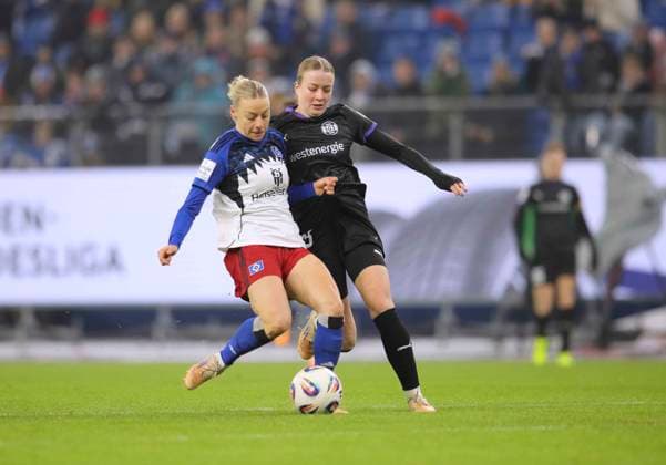 Foto : Torschuss zum 1-0 durch Sophie HILLEBRAND (HSV) rechts komtt Paulina Platner ( Essen ) zu spät Fussball Pixel Bundesliga der Frauen am So. 25.01.2026 15. Spieltag Hamburger SV - SGS Essen