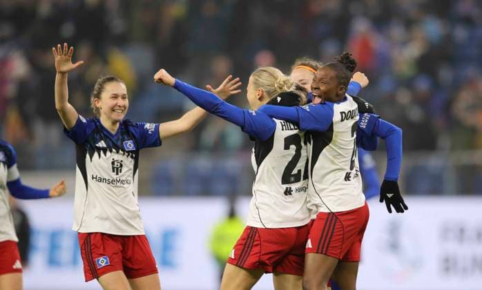Foto : Torschuss und grosser Jubel beim 1-0 durch Sophie HILLEBRAND (HSV) , sie wird gefeiert von Melanie BRUNNTHALER und Doucoure Fussball Pixel Bundesliga der Frauen am So. 25.01.2026 15. Spieltag Hamburger SV - SGS Essen