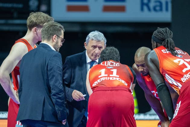 Chefcoach Svetislav Persic (FC Bayern Basketball) bespricht mit seinen Spielern die Strategie des 4 Viertel, FC Bayern Basketball vs. Fitness First Wuerzburg Baskets, BBL, Hauptrunde, 25.01.2026 Muenchen Bayern Deutschland