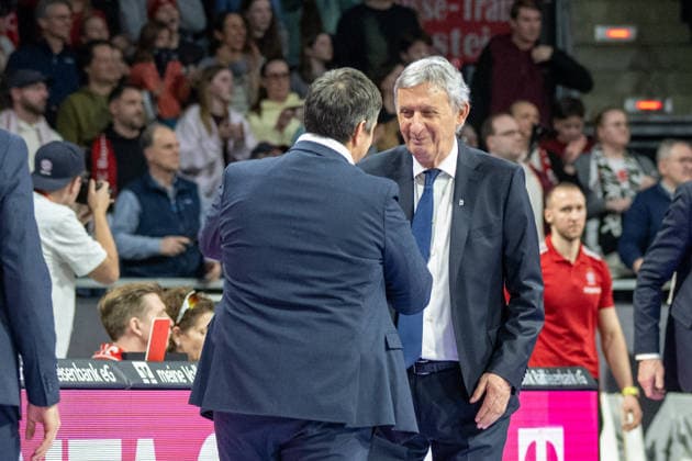 Chefcoach Svetislav Persic (FC Bayern Basketball) verabschiedet sich nach gewonnen Spiel von Headcoach Sasa Filipovski (Fitness First Wuerzburg Baskets), FC Bayern Basketball vs. Fitness First Wuerzburg Baskets, BBL, Hauptrunde, 25.01.2026 Muenchen Bayern Deutschland