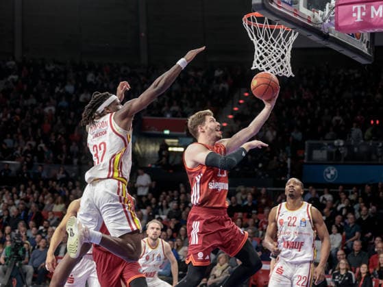 Deutschland: Basketball, Basketball-Bundesliga (BBL) 2025 26, 17. Spieltag - FC Bayern Basketball vs Fitness First Wuerzburg Baskets - BMW Park (Muenchen): Charles Thompson (Fitness First Wuerzburg Baskets, 32) Andreas Obst (FC Bayern Muenchen, 13) Copyright: xChristopherxRupprechtx
