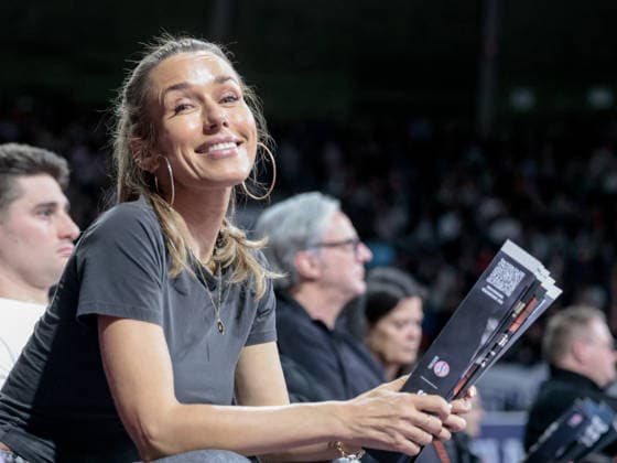 Deutschland: Basketball, Basketball-Bundesliga (BBL) 2025 26, 17. Spieltag - FC Bayern Basketball vs Fitness First Wuerzburg Baskets - BMW Park (Muenchen): Annemarie Carpendale schaut beim Basketball Spiel FC Bayern vs Würzburg Baskets zu Copyright: xChristopherxRupprechtx