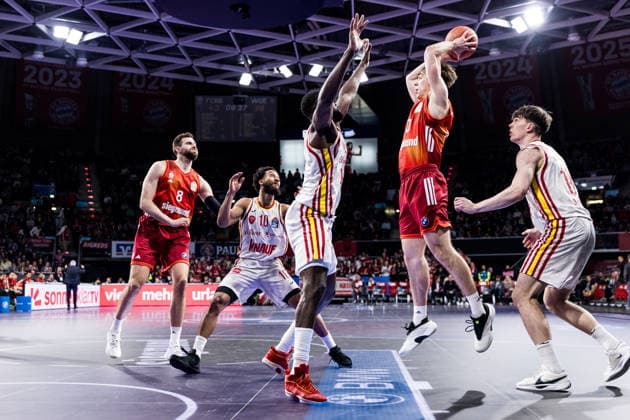 easyCredit Basketball Bundesliga, FC Bayern München - Fitness First Würzburg Baskets; 25.01.2026 Eddy Edigin Jr. (Fitness First Würzburg Baskets, 27), Justinian Jessup (FC Bayern München, 10) am Ball, Christian Skladanowski (Fitness First Würzburg Baskets, 19) easyCredit Basketball Bundesliga, FC Bayern München - Fitness First Würzburg Baskets; München, BMW Park am 25.01.2026 Copyright: xBEAUTIFULxSPORTS Wunderlx