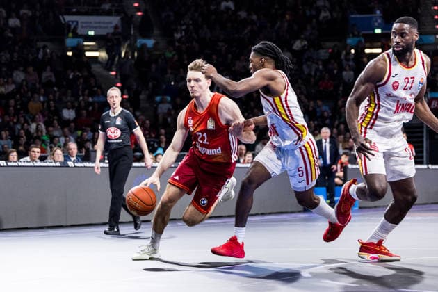 easyCredit Basketball Bundesliga, FC Bayern München - Fitness First Würzburg Baskets; 25.01.2026 Justus Hollatz (FC Bayern München, 21) am Ball, Marcus Carr (Fitness First Würzburg Baskets, 5) easyCredit Basketball Bundesliga, FC Bayern München - Fitness First Würzburg Baskets; München, BMW Park am 25.01.2026 Copyright: xBEAUTIFULxSPORTS Wunderlx