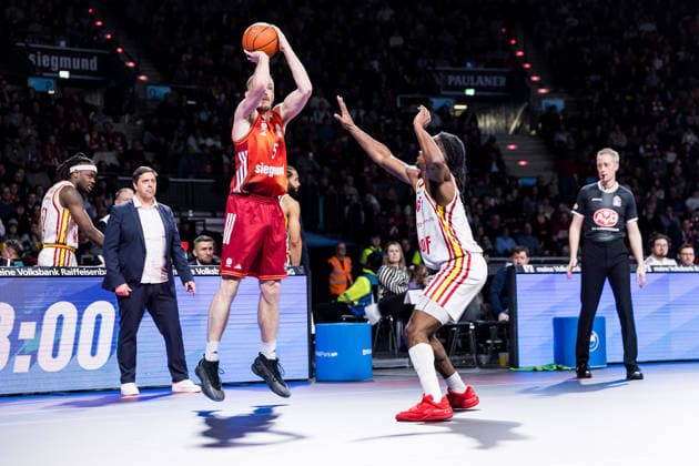 easyCredit Basketball Bundesliga, FC Bayern München - Fitness First Würzburg Baskets; 25.01.2026 Niels Giffey (FC Bayern München, 5) im Wurf, Dreier, Dreipunktewurf, Marcus Carr (Fitness First Würzburg Baskets, 5) easyCredit Basketball Bundesliga, FC Bayern München - Fitness First Würzburg Baskets; München, BMW Park am 25.01.2026 Copyright: xBEAUTIFULxSPORTS Wunderlx