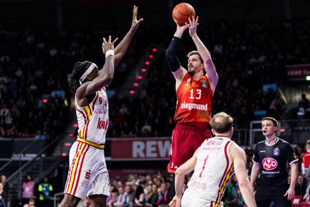 easyCredit Basketball Bundesliga, FC Bayern München - Fitness First Würzburg Baskets; 25.01.2026 Charles Thompson (Fitness First Würzburg Baskets, 32), Andreas Andi Obst (FC Bayern München, 13) im Wurf, Dreier, Dreipunktewurf easyCredit Basketball Bundesliga, FC Bayern München - Fitness First Würzburg Baskets; München, BMW Park am 25.01.2026 Copyright: xBEAUTIFULxSPORTS Wunderlx