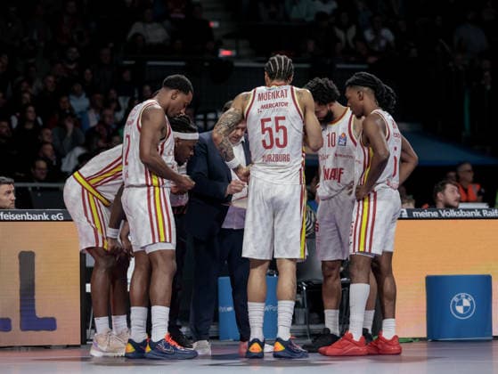 Deutschland: Basketball, Basketball-Bundesliga (BBL) 2025 26, 17. Spieltag - FC Bayern Basketball vs Fitness First Wuerzburg Baskets - BMW Park (Muenchen): David Muenkat (Fitness First Wuerzburg Baskets, 55) Davion Mintz (Fitness First Wuerzburg Baskets, 10) Marcus Carr (Fitness First Wuerzburg Baskets, 5) Copyright: xChristopherxRupprechtx