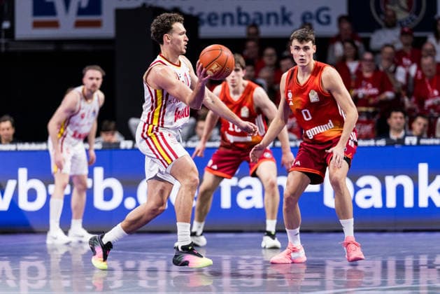 easyCredit Basketball Bundesliga, FC Bayern München - Fitness First Würzburg Baskets; 25.01.2026 Brae Ivey (Fitness First Würzburg Baskets, 11) am Ball, Neno Dimitrijevic (FC Bayern München, 0) easyCredit Basketball Bundesliga, FC Bayern München - Fitness First Würzburg Baskets; München, BMW Park am 25.01.2026 Copyright: xBEAUTIFULxSPORTS Wunderlx