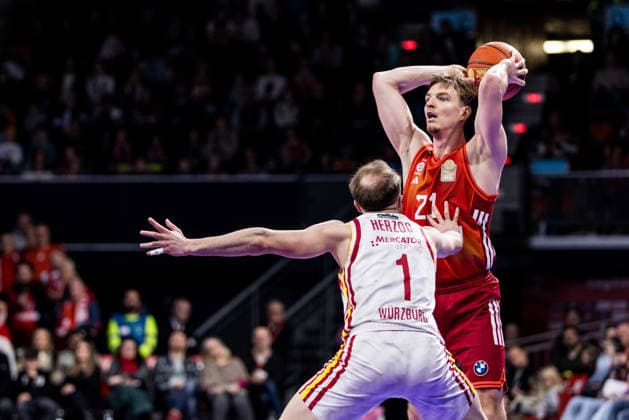 easyCredit Basketball Bundesliga, FC Bayern München - Fitness First Würzburg Baskets; 25.01.2026 Lukas Herzog (Fitness First Würzburg Baskets, 1), Justus Hollatz (FC Bayern München, 21) am Ball easyCredit Basketball Bundesliga, FC Bayern München - Fitness First Würzburg Baskets; München, BMW Park am 25.01.2026 Copyright: xBEAUTIFULxSPORTS Wunderlx