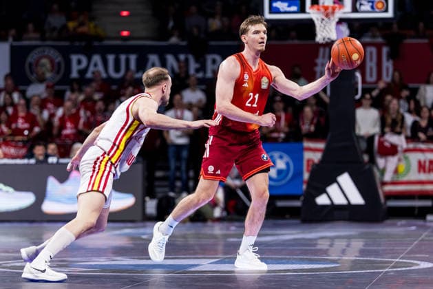 easyCredit Basketball Bundesliga, FC Bayern München - Fitness First Würzburg Baskets; 25.01.2026 Lukas Herzog (Fitness First Würzburg Baskets, 1), Justus Hollatz (FC Bayern München, 21) am Ball easyCredit Basketball Bundesliga, FC Bayern München - Fitness First Würzburg Baskets; München, BMW Park am 25.01.2026 Copyright: xBEAUTIFULxSPORTS Wunderlx