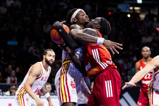 easyCredit Basketball Bundesliga, FC Bayern München - Fitness First Würzburg Baskets; 25.01.2026 Charles Thompson (Fitness First Würzburg Baskets, 32) und Wenyen Gabriel (FC Bayern München, 32) kämpfen um den Ball easyCredit Basketball Bundesliga, FC Bayern München - Fitness First Würzburg Baskets; München, BMW Park am 25.01.2026 Copyright: xBEAUTIFULxSPORTS Wunderlx
