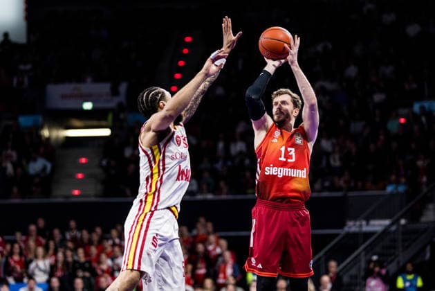 easyCredit Basketball Bundesliga, FC Bayern München - Fitness First Würzburg Baskets; 25.01.2026 David Muenkat (Fitness First Würzburg Baskets, 55), Andreas Andi Obst (FC Bayern München, 13) im Wurf easyCredit Basketball Bundesliga, FC Bayern München - Fitness First Würzburg Baskets; München, BMW Park am 25.01.2026 Copyright: xBEAUTIFULxSPORTS Wunderlx
