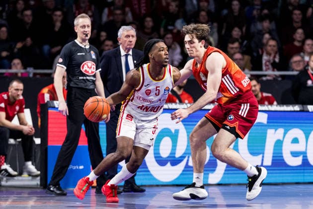 easyCredit Basketball Bundesliga, FC Bayern München - Fitness First Würzburg Baskets; 25.01.2026 Marcus Carr (Fitness First Würzburg Baskets, 5) am Ball, Justinian Jessup (FC Bayern München, 10) easyCredit Basketball Bundesliga, FC Bayern München - Fitness First Würzburg Baskets; München, BMW Park am 25.01.2026 Copyright: xBEAUTIFULxSPORTS Wunderlx