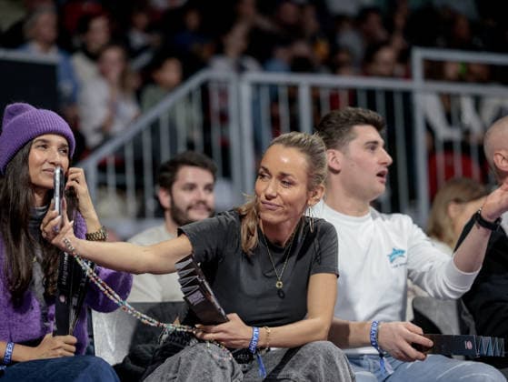 Deutschland: Basketball, Basketball-Bundesliga (BBL) 2025 26, 17. Spieltag - FC Bayern Basketball vs Fitness First Wuerzburg Baskets - BMW Park (Muenchen): Annemarie Carpendale schaut beim Basketball Spiel FC Bayern vs Würzburg Baskets zu Copyright: xChristopherxRupprechtx