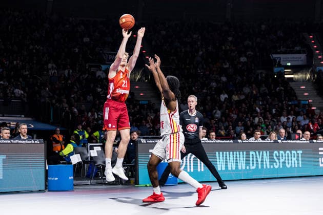 easyCredit Basketball Bundesliga, FC Bayern München - Fitness First Würzburg Baskets; 25.01.2026 Justus Hollatz (FC Bayern München, 21) im Wurf, Dreier, Dreipunktewurf, Marcus Carr (Fitness First Würzburg Baskets, 5) easyCredit Basketball Bundesliga, FC Bayern München - Fitness First Würzburg Baskets; München, BMW Park am 25.01.2026 Copyright: xBEAUTIFULxSPORTS Wunderlx