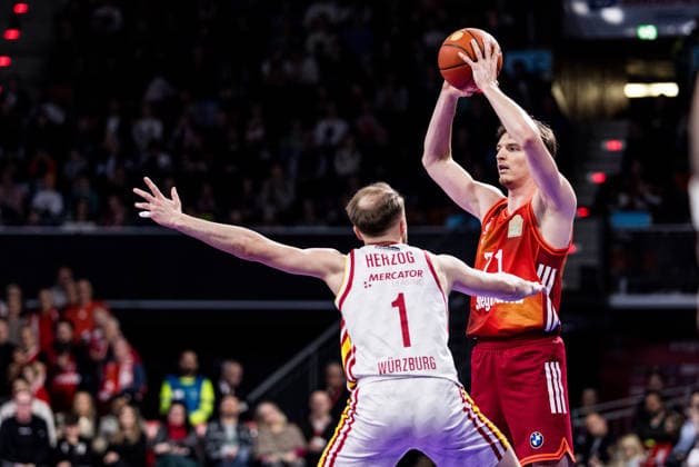 easyCredit Basketball Bundesliga, FC Bayern München - Fitness First Würzburg Baskets; 25.01.2026 Lukas Herzog (Fitness First Würzburg Baskets, 1), Justus Hollatz (FC Bayern München, 21) am Ball easyCredit Basketball Bundesliga, FC Bayern München - Fitness First Würzburg Baskets; München, BMW Park am 25.01.2026 Copyright: xBEAUTIFULxSPORTS Wunderlx