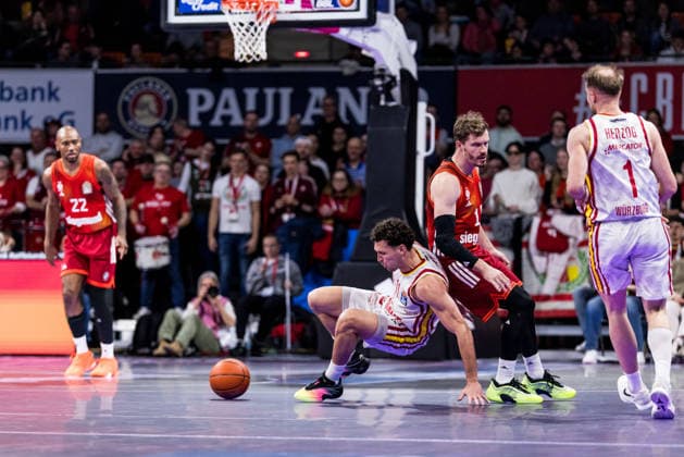 easyCredit Basketball Bundesliga, FC Bayern München - Fitness First Würzburg Baskets; 25.01.2026 Brae Ivey (Fitness First Würzburg Baskets, 11) stolpert, Andreas Andi Obst (FC Bayern München, 13) easyCredit Basketball Bundesliga, FC Bayern München - Fitness First Würzburg Baskets; München, BMW Park am 25.01.2026 Copyright: xBEAUTIFULxSPORTS Wunderlx