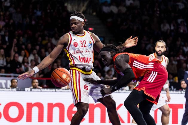 easyCredit Basketball Bundesliga, FC Bayern München - Fitness First Würzburg Baskets; 25.01.2026 Charles Thompson (Fitness First Würzburg Baskets, 32) und Wenyen Gabriel (FC Bayern München, 32) kämpfen um den Ball easyCredit Basketball Bundesliga, FC Bayern München - Fitness First Würzburg Baskets; München, BMW Park am 25.01.2026 Copyright: xBEAUTIFULxSPORTS Wunderlx