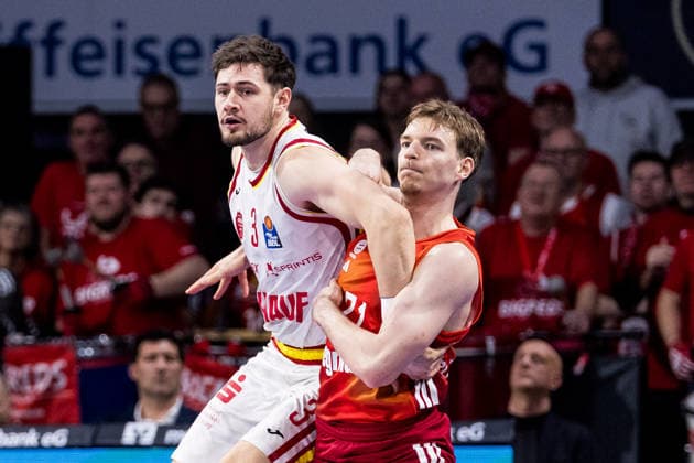 easyCredit Basketball Bundesliga, FC Bayern München - Fitness First Würzburg Baskets; 25.01.2026 Leo Saffer (Fitness First Würzburg Baskets, 3) verteidigt gegen Justus Hollatz (FC Bayern München, 21) easyCredit Basketball Bundesliga, FC Bayern München - Fitness First Würzburg Baskets; München, BMW Park am 25.01.2026 Copyright: xBEAUTIFULxSPORTS Wunderlx