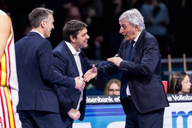 easyCredit Basketball Bundesliga, FC Bayern München - Fitness First Würzburg Baskets; 25.01.2026 Sasa Filipovski (Head Coach Fitness First Würzburg Baskets) und Svetislav Pesic (Headcoach FC Bayern München) klatschen nach dem Spiel ab easyCredit Basketball Bundesliga, FC Bayern München - Fitness First Würzburg Baskets; München, BMW Park am 25.01.2026 Copyright: xBEAUTIFULxSPORTS Wunderlx