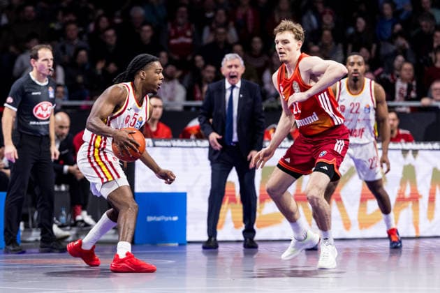 easyCredit Basketball Bundesliga, FC Bayern München - Fitness First Würzburg Baskets; 25.01.2026 Marcus Carr (Fitness First Würzburg Baskets, 5) am Ball, Justus Hollatz (FC Bayern München, 21) easyCredit Basketball Bundesliga, FC Bayern München - Fitness First Würzburg Baskets; München, BMW Park am 25.01.2026 Copyright: xBEAUTIFULxSPORTS Wunderlx