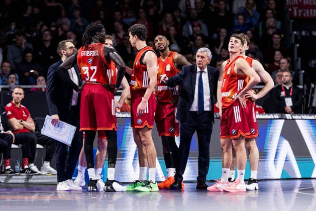 easyCredit Basketball Bundesliga, FC Bayern München - Fitness First Würzburg Baskets; 25.01.2026 Svetislav Pesic (Headcoach FC Bayern München) mit seiner aktuellen 5 während einem Referee Check easyCredit Basketball Bundesliga, FC Bayern München - Fitness First Würzburg Baskets; München, BMW Park am 25.01.2026 Copyright: xBEAUTIFULxSPORTS Wunderlx