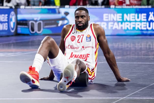 easyCredit Basketball Bundesliga, FC Bayern München - Fitness First Würzburg Baskets; 25.01.2026 Eddy Edigin Jr. (Fitness First Würzburg Baskets, 27) stretcht nach dem Spiel easyCredit Basketball Bundesliga, FC Bayern München - Fitness First Würzburg Baskets; München, BMW Park am 25.01.2026 Copyright: xBEAUTIFULxSPORTS Wunderlx