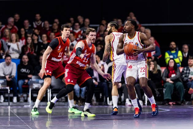 easyCredit Basketball Bundesliga, FC Bayern München - Fitness First Würzburg Baskets; 25.01.2026 Andreas Andi Obst (FC Bayern München, 13), Jonathan Stove (Fitness First Würzburg Baskets, 22) am Ball easyCredit Basketball Bundesliga, FC Bayern München - Fitness First Würzburg Baskets; München, BMW Park am 25.01.2026 Copyright: xBEAUTIFULxSPORTS Wunderlx