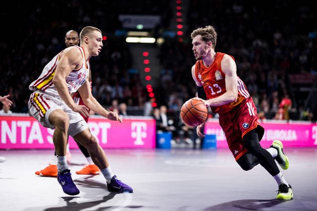 easyCredit Basketball Bundesliga, FC Bayern München - Fitness First Würzburg Baskets; 25.01.2026 Marko Petric (Fitness First Würzburg Baskets, 13), Andreas Andi Obst (FC Bayern München, 13) am Ball easyCredit Basketball Bundesliga, FC Bayern München - Fitness First Würzburg Baskets; München, BMW Park am 25.01.2026 Copyright: xBEAUTIFULxSPORTS Wunderlx