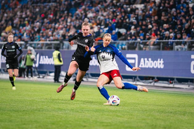 Google Pixel Frauen-Bundesliga: Hamburger SV vs. SGS Essen, 25.01.2026 Sophie Hillebrand (Hamburger SV, 22) gegen Maike Berentzen (SGS Essen, 13); Fußball, Google Pixel Frauen-Bundesliga, 15. Spieltag: Hamburger SV vs. SGS Essen am 25.01.2026 im Volksparkstadion, Hamburg DFB REGULATIONS PROHIBIT ANY USE OF PHOTOGRAPHS AS IMAGE SEQUENCES AND OR QUASI-VIDEO. Copyright: xBEAUTIFULxSPORTS Tonhäuserx