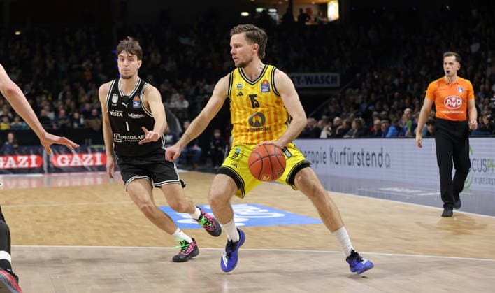 Zachary Ensminger, Martin Hermannsson am Ball Zweikampf Spielszene Aktion Basketball BBL Bundesliga Herren 17. Spieltag Saison 2025 2026 25.01.2026 ALBA Berlin vs BMA365 Bamberg Baskets